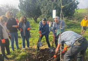 נטיעות ט"ו בשבט במתחם הנוער שהוקם לזכרם של נופלי עמק חפר בוגרי תנועת "חמש אצבעות"