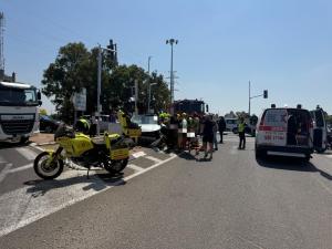 תאונת דרכים קשה בצומת חפר: רכב התהפך בכביש 4 ושלושה פצועים פונו לבתי החולים בהם אישה במצב קשה